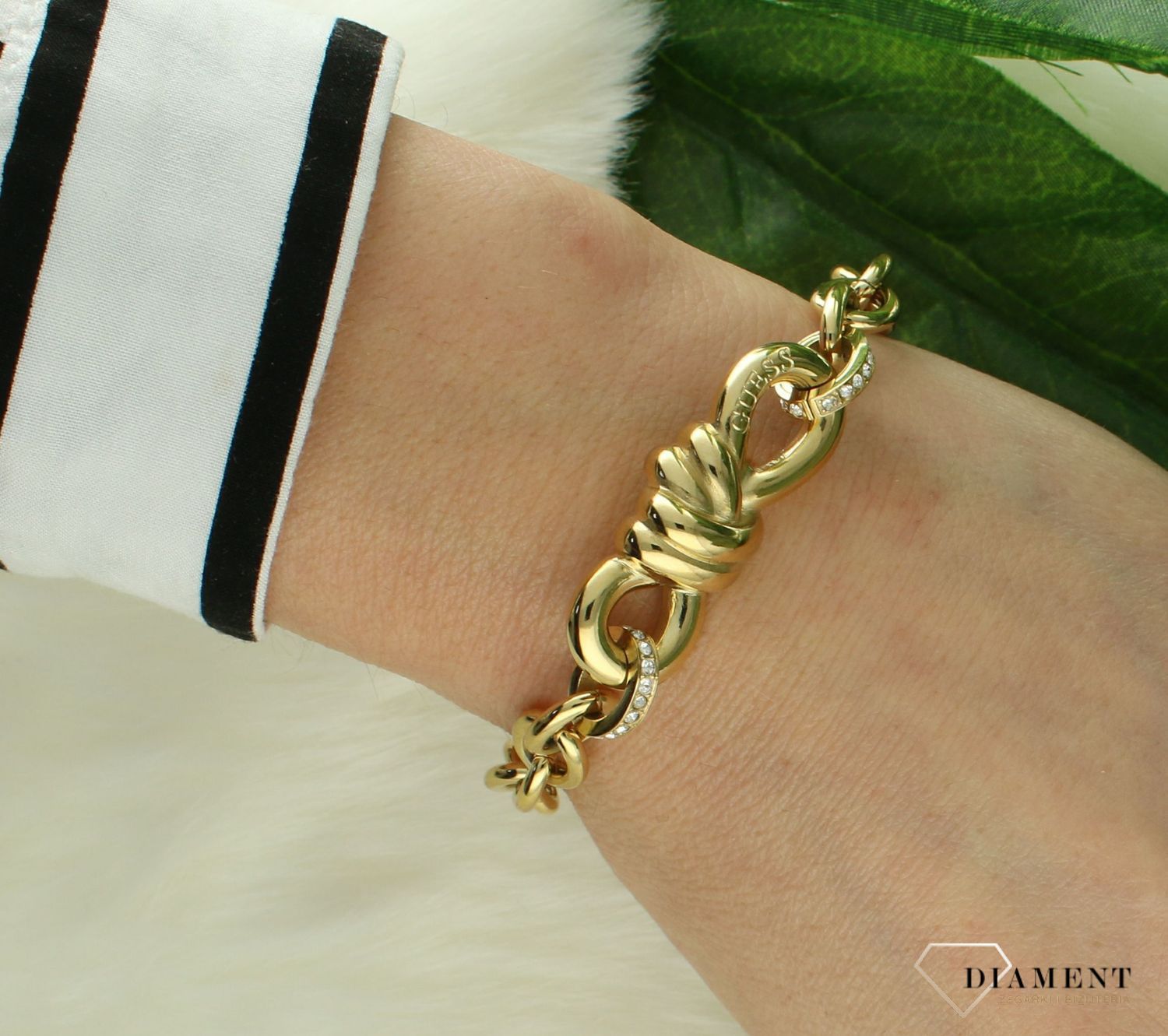 Bransoletka damska  stalowa w kolorze złotym  Guess Modern Love JUBB04006JWYGS.png