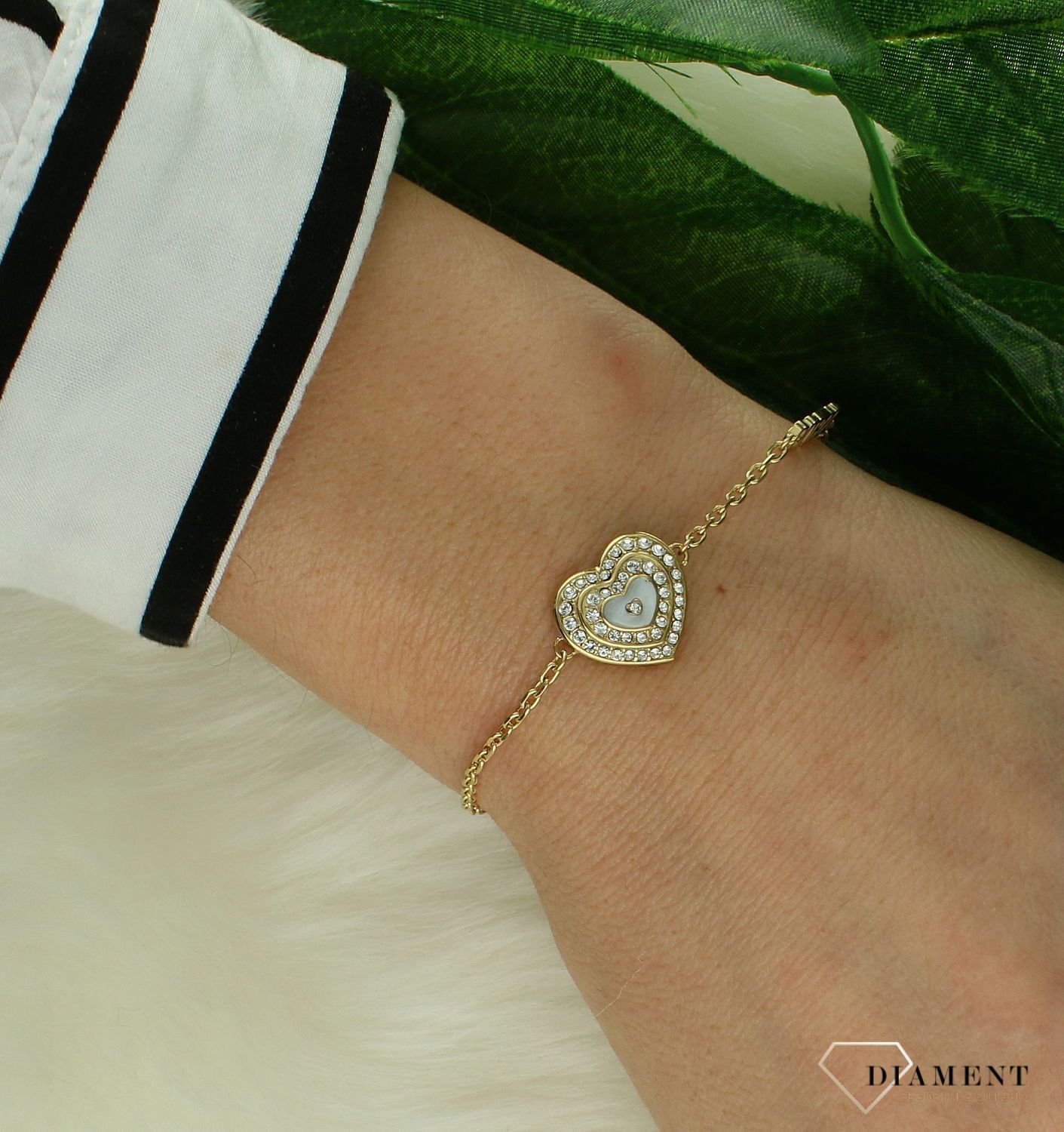 Bransoletka damska  stalowa Guess w kolorze złotym  z sercem ozdobionym masą perłową JUBB04027JWYGWHS.png