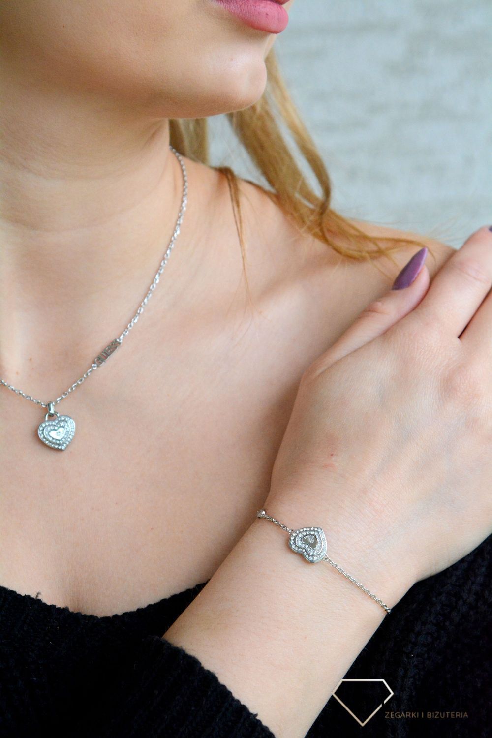 Bransoletka GUESS srebrna z sercem z kryształkami JUBB04031JWRHS.Ponadczasowa, stalowa bransoletka GUESS z elementem ozdobnym w formie serduszka z kryształkami z logiem Guess (2).jpg