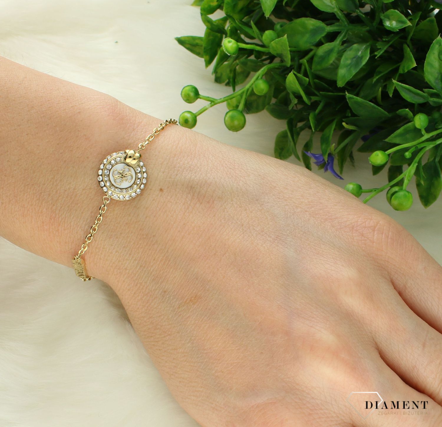 Bransoletka damska Guess Knot You JUBB04053JWYGWHS. Stalowa bransoletka Guess. Bransoletrka damska w złotym kolorze Guess. Modna bransoletka damska Guess z logo. Bransoletka damska Guess na prezent..jpg