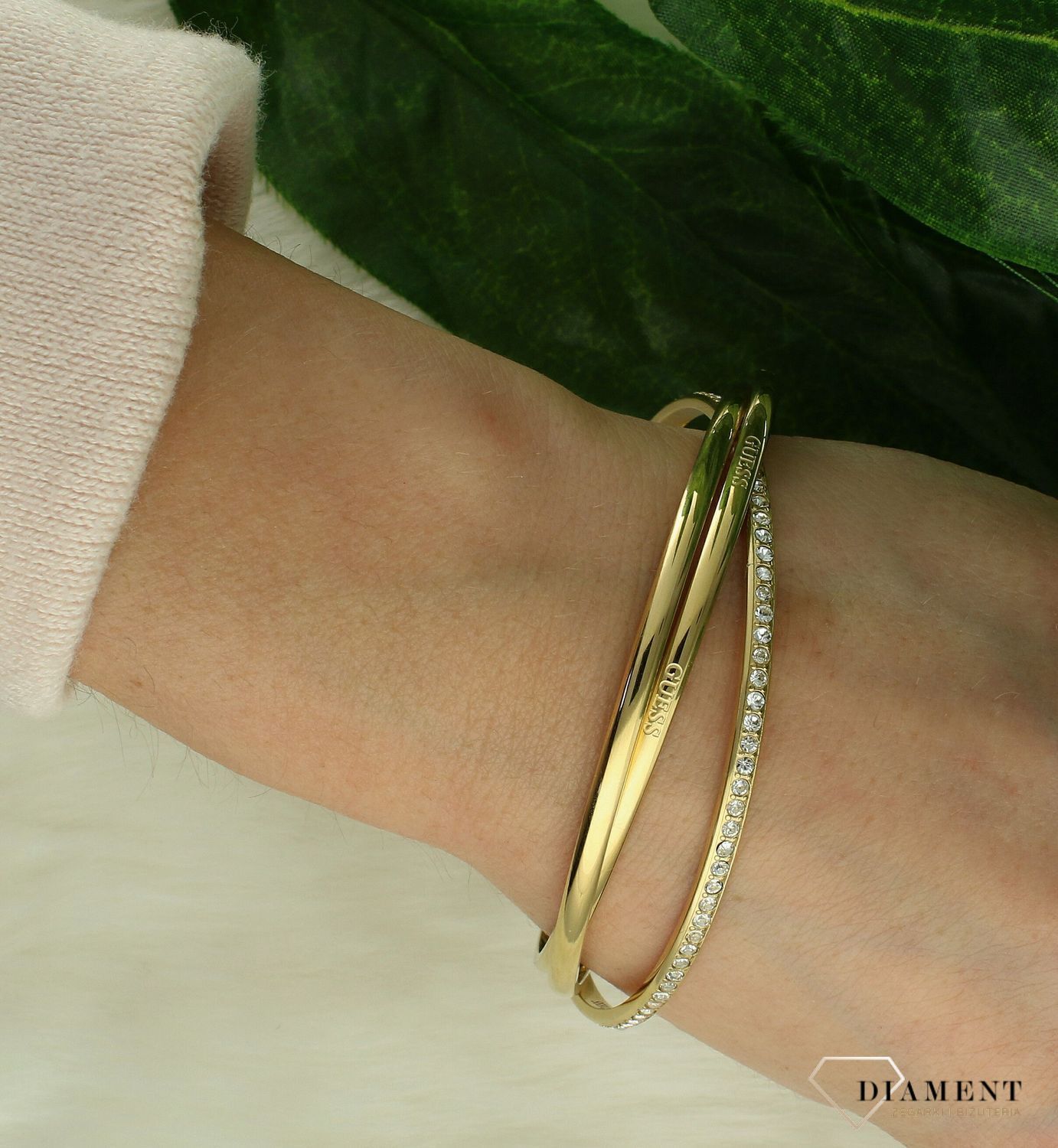 Bransoletka GUESS stalowa w kolorze złotym z cyrkoniami JUBB04072JWYGT-U. Bransoletka wykonana z trzech kół połączonych ze sobą, ozdobiona cyrkoniami oraz logo marki.  (1).jpg