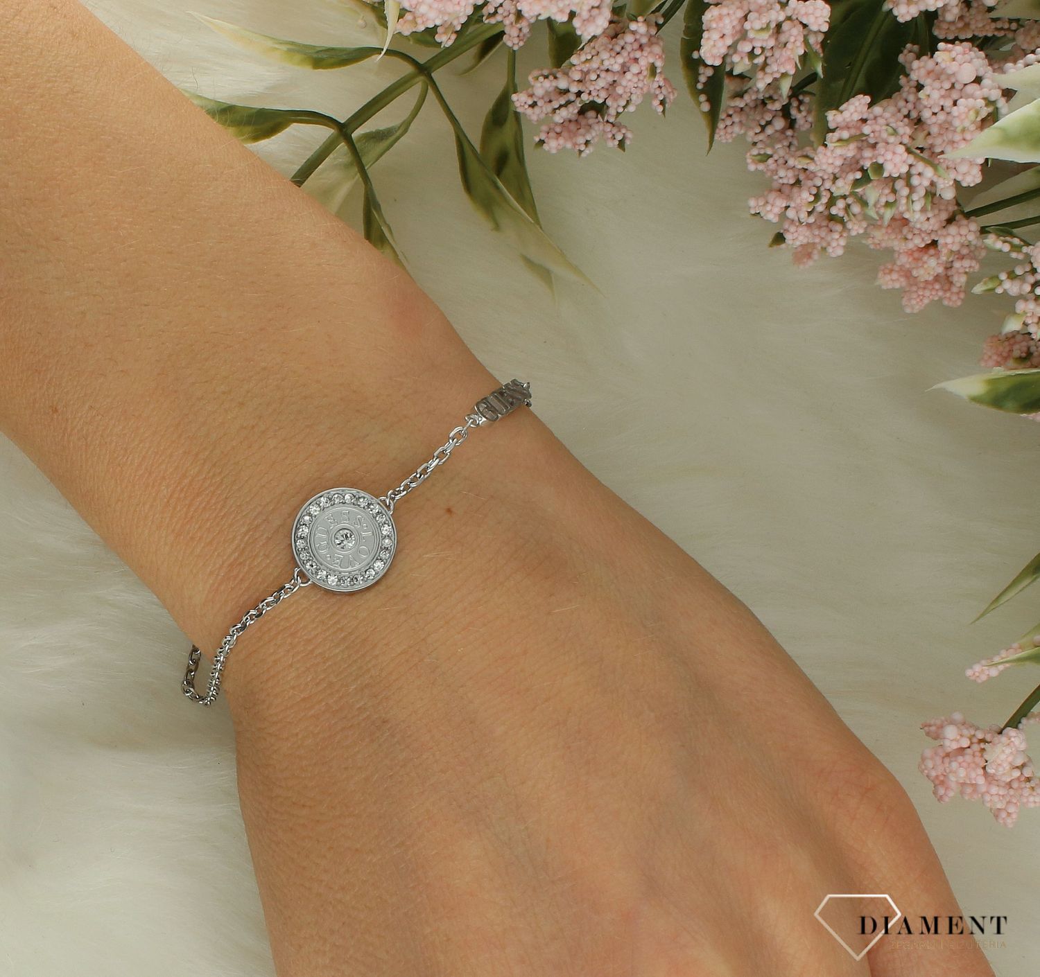 Bransoletka damska Love Guess JUBB04082JWRHS. Bransoletka modowa marki Guess. Stalowa bransoletka damska Guess. Bransoletka z logo Guess. Bransoletka damska na prezent..jpg
