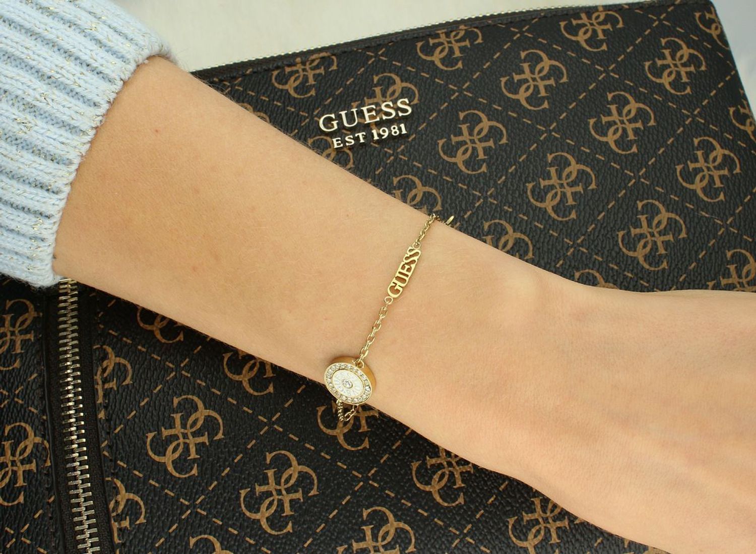 Pozłacana damska bransoletka Guess z białym logo i cyrkoniami 🤍 regulowana długość.jpg