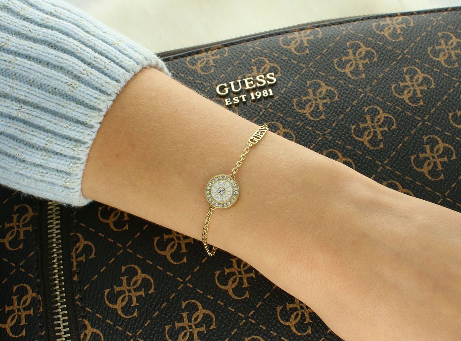Pozłacana damska bransoletka Guess z białym logo i cyrkoniami 🤍 regulowana długość.jpg
