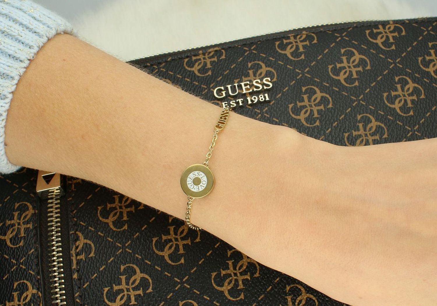 Pozłacana damska bransoletka Guess z białym logo i cyrkoniami 🤍 regulowana długość.jpg