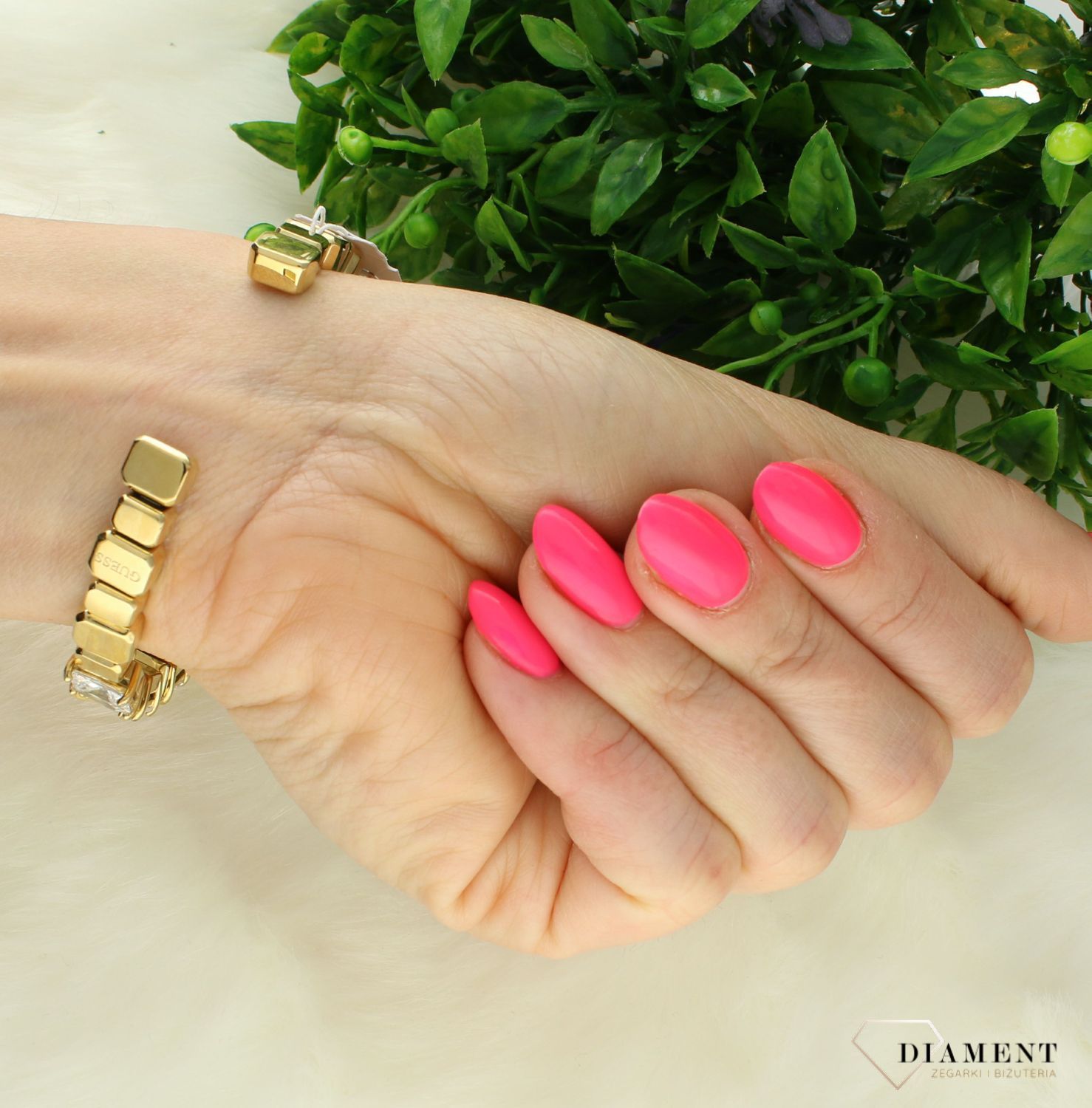 Bransoletka GUESS stalowa w kolorze złotym z cyrkoniami i kolorowymi motylkami JUBB04088JWYGMCTU. Stalowa bransoletka Guess. Bransoletrka damska w złotym kolorze Guess. Modna bransoletka damska Guess z cyrkoniami. Bransoletka damska Guess na pr.jpg