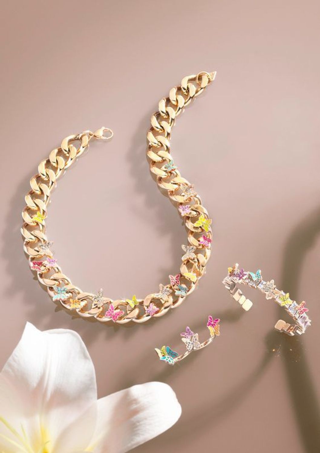 Bransoletka GUESS stalowa w kolorze złotym z cyrkoniami i kolorowymi motylkami JUBB04088JWYGMCTU. Stalowa bransoletka Guess. Bransoletrka damska w złotym kolorze Guess. Modna bransoletka damska Guess z cyrkoniami. Bransoletka damska Guess na pr.jpg