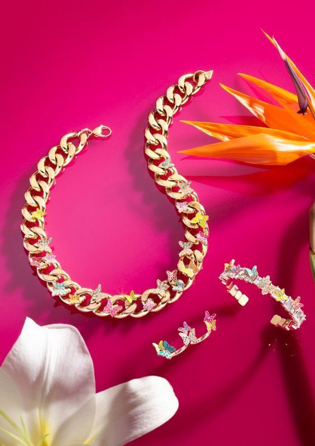 Bransoletka GUESS stalowa w kolorze złotym z cyrkoniami i kolorowymi motylkami JUBB04088JWYGMCTU. Stalowa bransoletka Guess. Bransoletrka damska w złotym kolorze Guess. Modna bransoletka damska Guess z cyrkoniami. Bransoletka damska Guess na pr.jpg