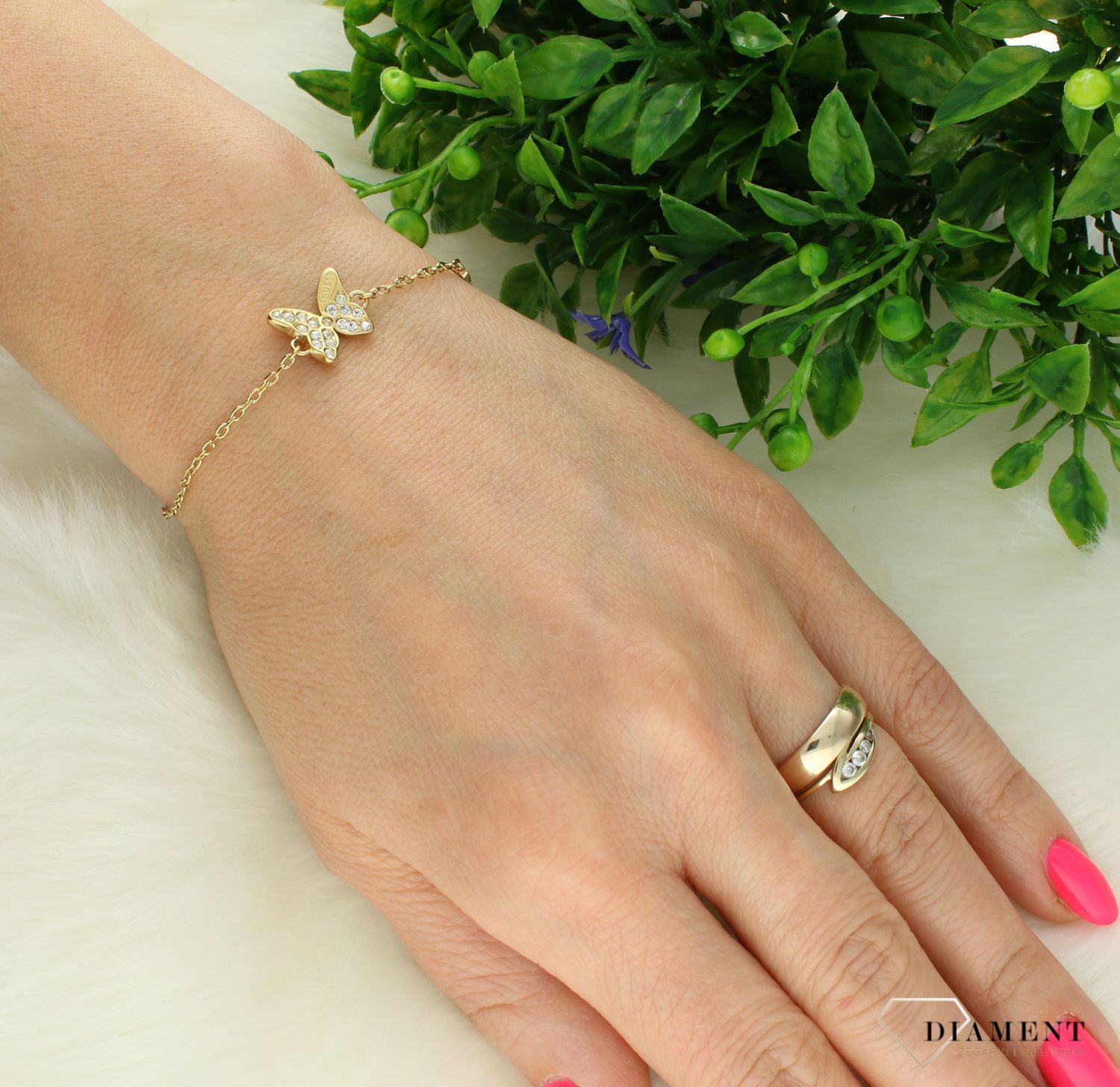 Bransoletka damska GUESS “Chrysalis” z motylkiem JUBB04110JWYGS. Stalowa bransoletka Guess. Bransoletka damska w złotym kolorze Guess. Modna bransoletka damska Guess z logo. Bransoletka damska Guess na prezent..jpg