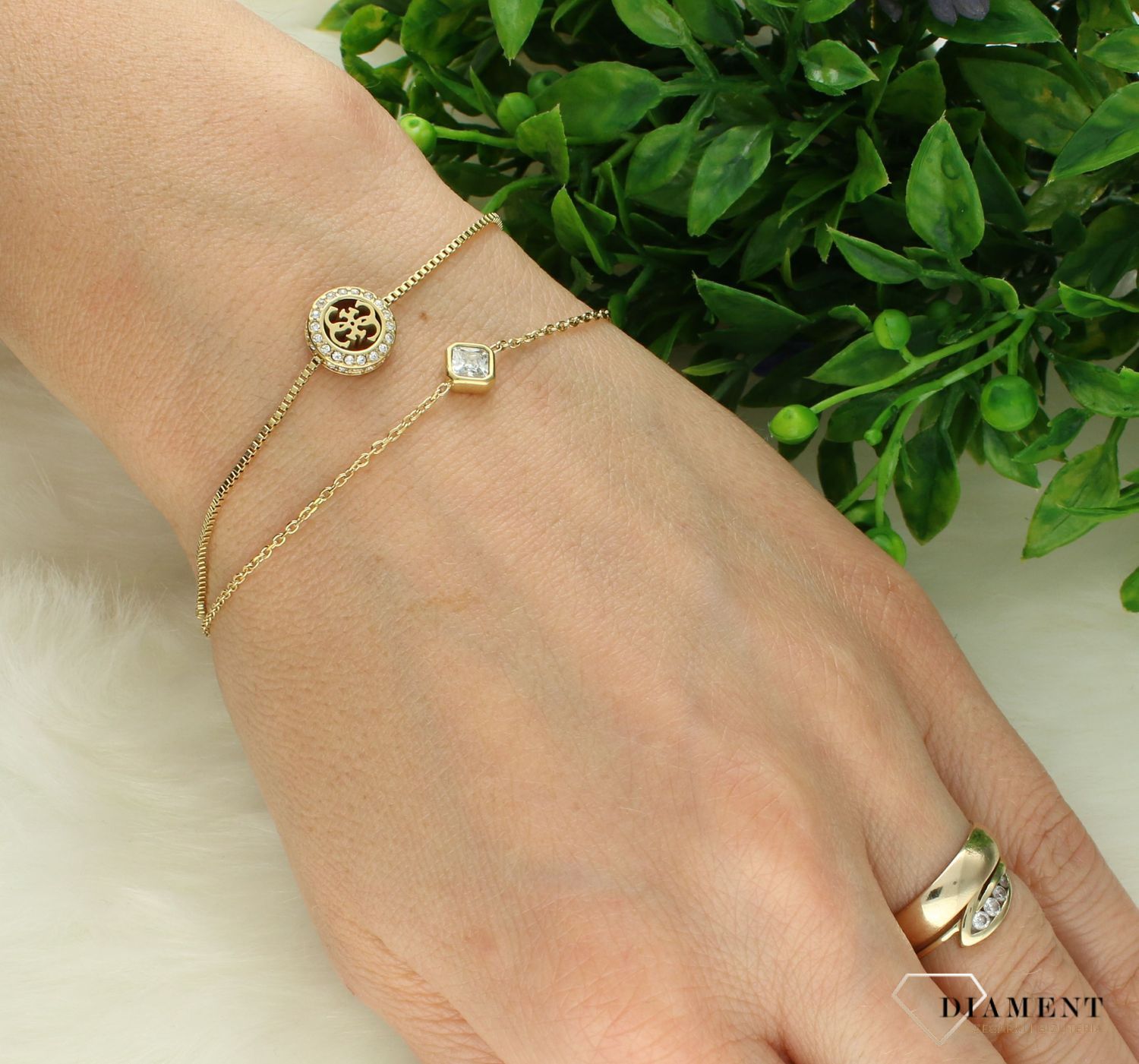 Bransoletka damska Guess podwójny łańcuszek JUBB04160JWYGL. Stalowa bransoletka Guess. Bransoletrka damska w złotym kolorze Guess. Modna bransoletka damska Guess z logo. Bransoletka damska Guess na prezent..jpg