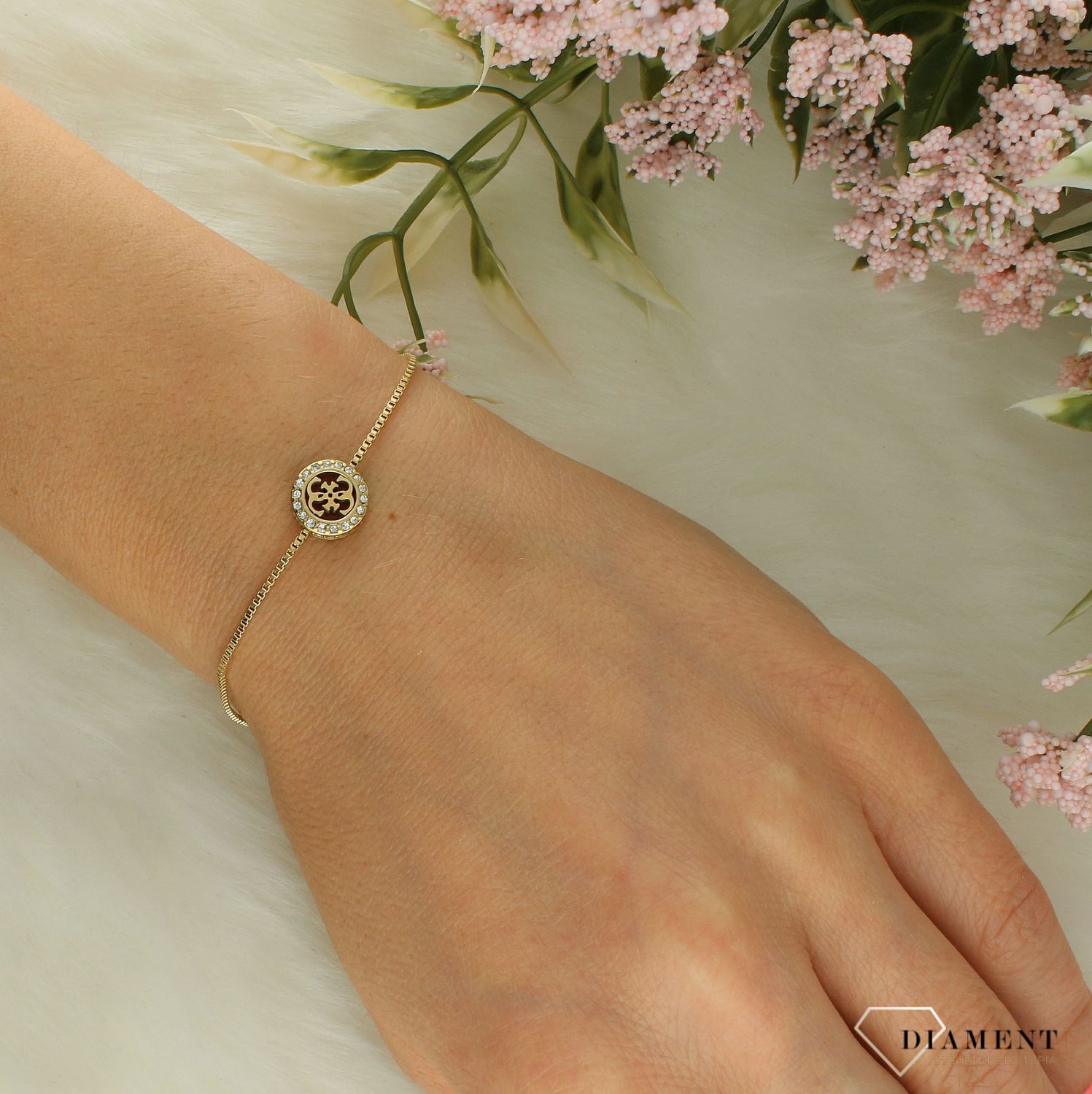 Bransoletka damska Love Guess JUBB04163JWYGS w złotym kolorze. Bransoletka modowa marki Guess. Stalowa bransoletka damska Guess. Bransoletka z logo Guess. Bransoletka damska na prezent..jpg