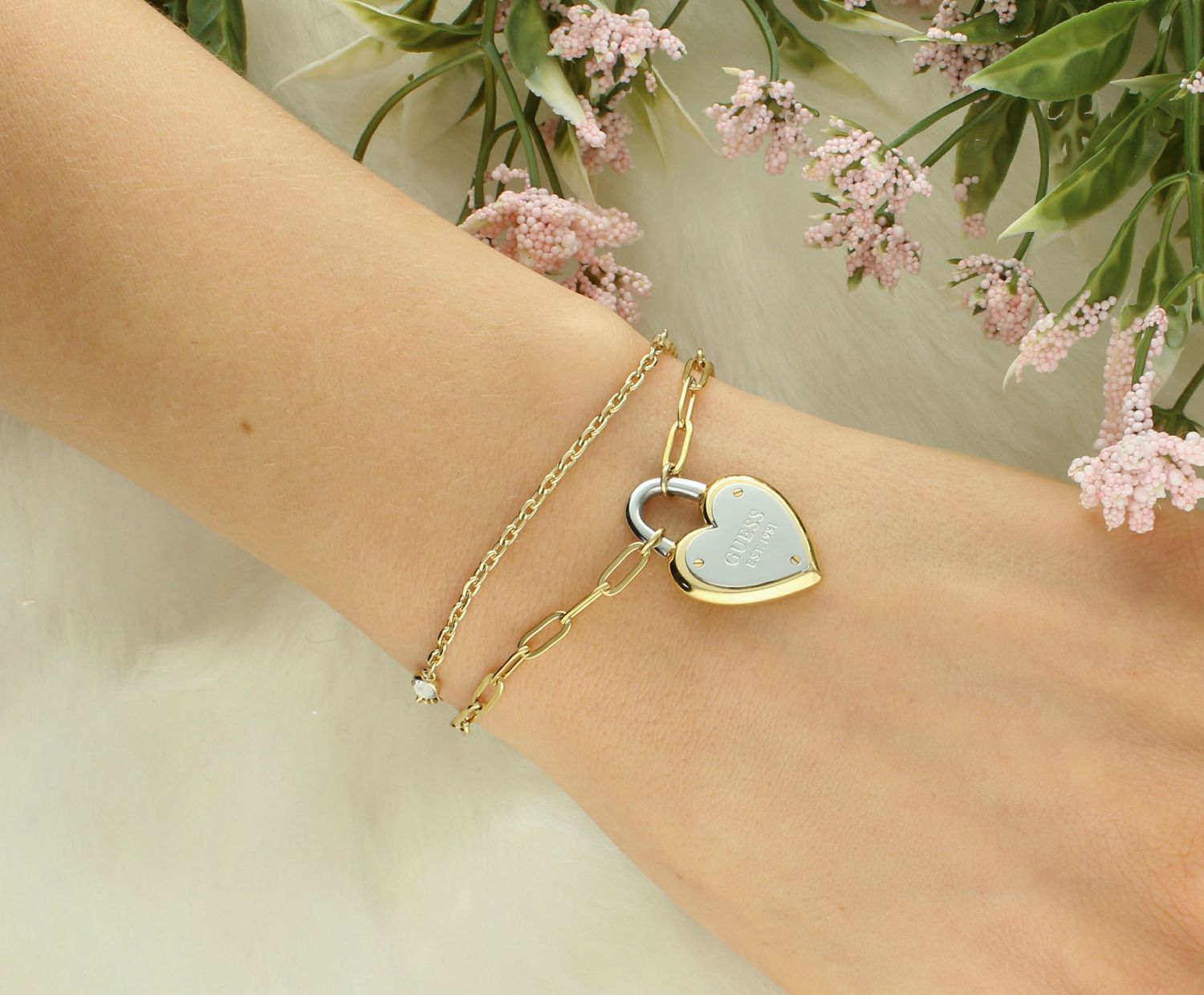 Bransoletka GUESS serce JUBB04206JWYGRHS Bransoletka wykonana ze stali szlachetnej ozdobiona sercem i logo Guess. Bransoletka, która świetnie się sprawdzi jako dodatek do stylizacji, można 1.jpg