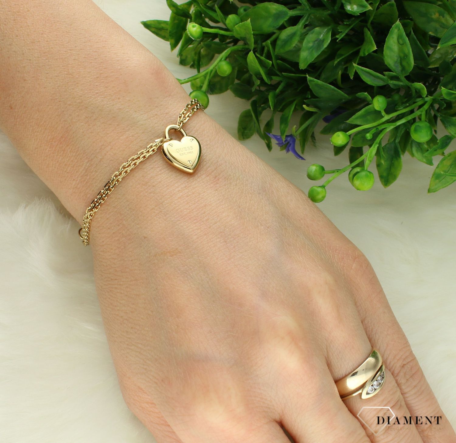 Bransoletka damska GUESS All You Need Is Love JUBB04211JWYGS. Stalowa bransoletka Guess. Bransoletrka damska w złotym kolorze Guess. Modna bransoletka damska Guess z logo. Bransoletka damska Guess na prezent..jpg