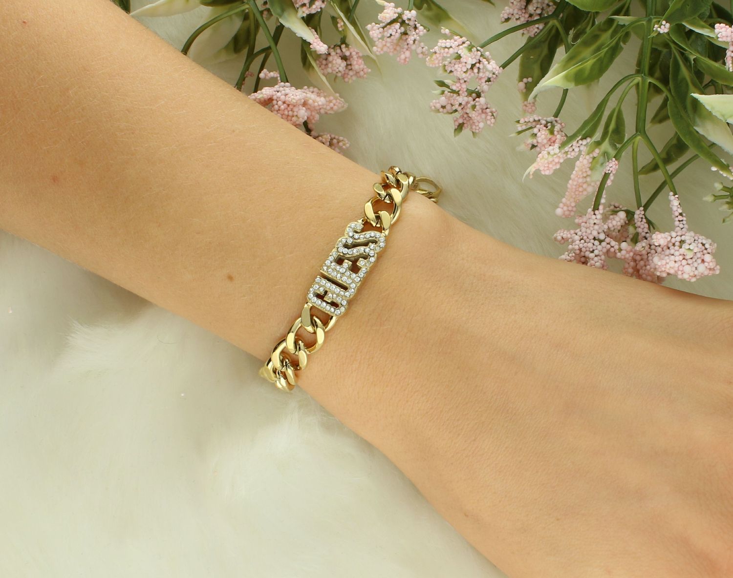 Bransoletka GUESS JUBB04222JWYGS Bransoletka wykonana ze stali szlachetnej ozdobiona logo Guess z cyrkoniami. Bransoletka, która świetnie się sprawdzi jako dodatek do stylizacji, można zestawić 1.jpg