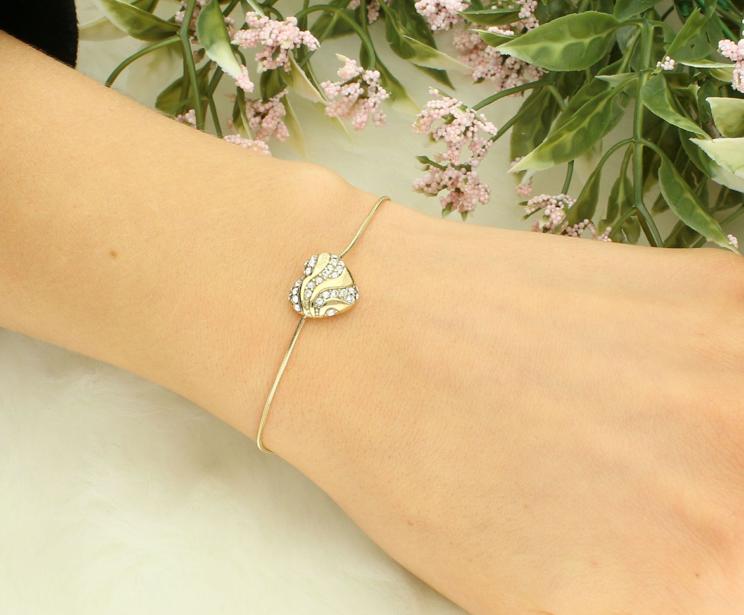 Bransoletka GUESS serce w cyrkonie JUBB04502JWYGS  Bransoletka wykonana ze stali szlachetnej ozdobiona sercem w cyrkonie i logo Guess. Bransoletka, która świetnie się sprawdzi jako dodatek do stylizacji,.webp