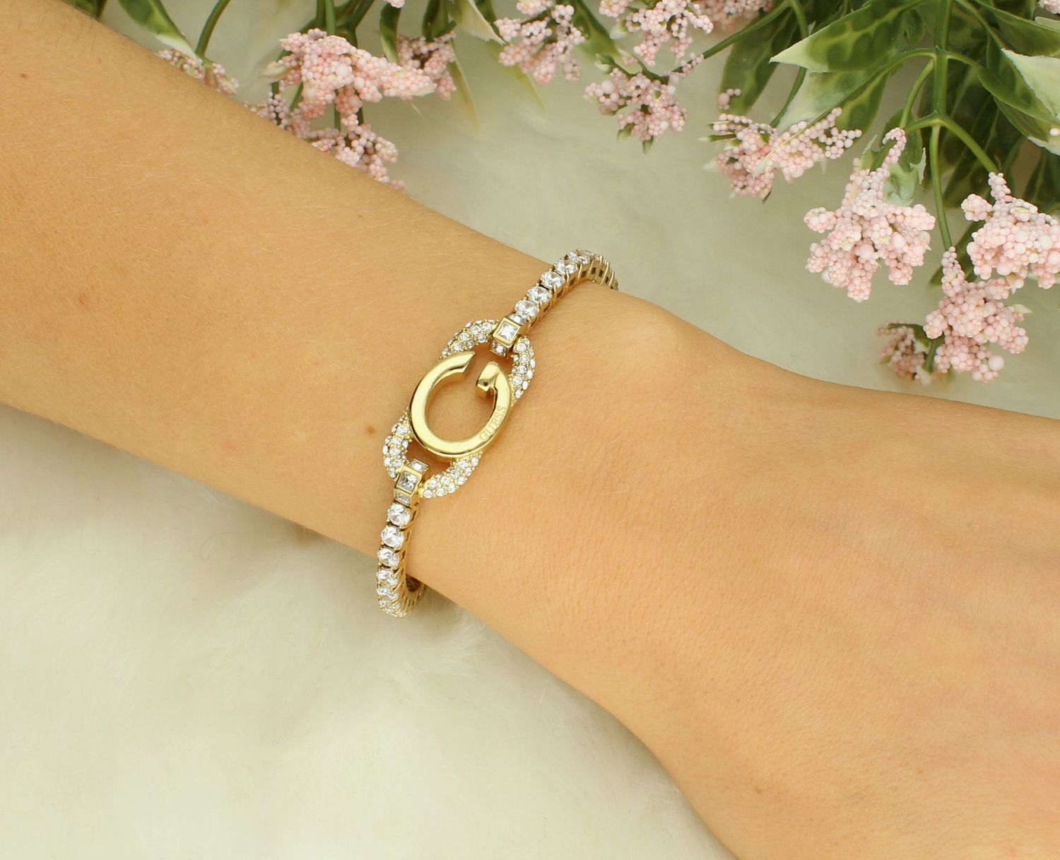 Bransoletka GUESS cyrkonie JUBB04508JWYGS  Bransoletka wykonana ze stali szlachetnej ozdobiona cyrkoniami i logo Guess. Bransoletka, która świetnie się sprawdzi jako dodatek do stylizacji, można zestawić 1.jpg