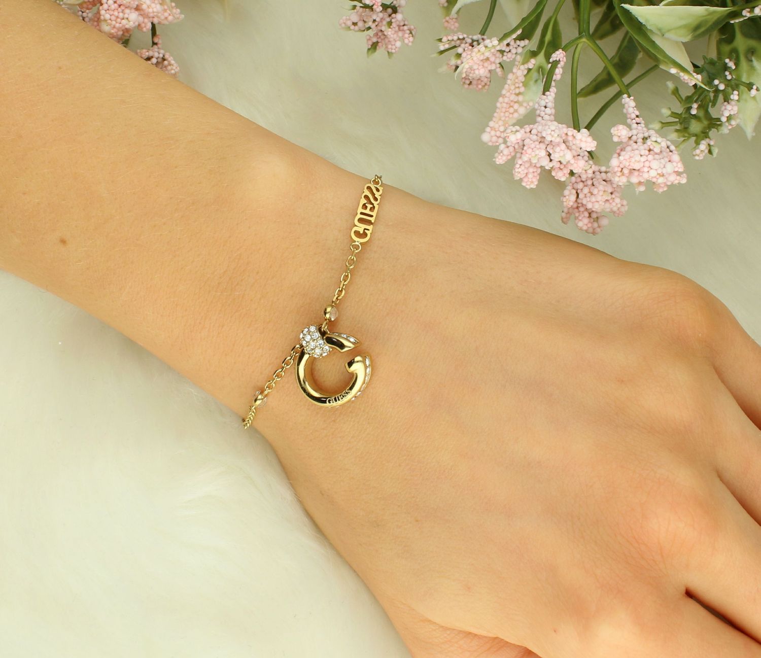 Bransoletka GUESS JUBB04519JWYGS Bransoletka wykonana ze stali szlachetnej ozdobiona cyrkoniami i logo Guess. Bransoletka, która świetnie się sprawdzi jako dodatek do stylizacji, można zestawić 1.jpg