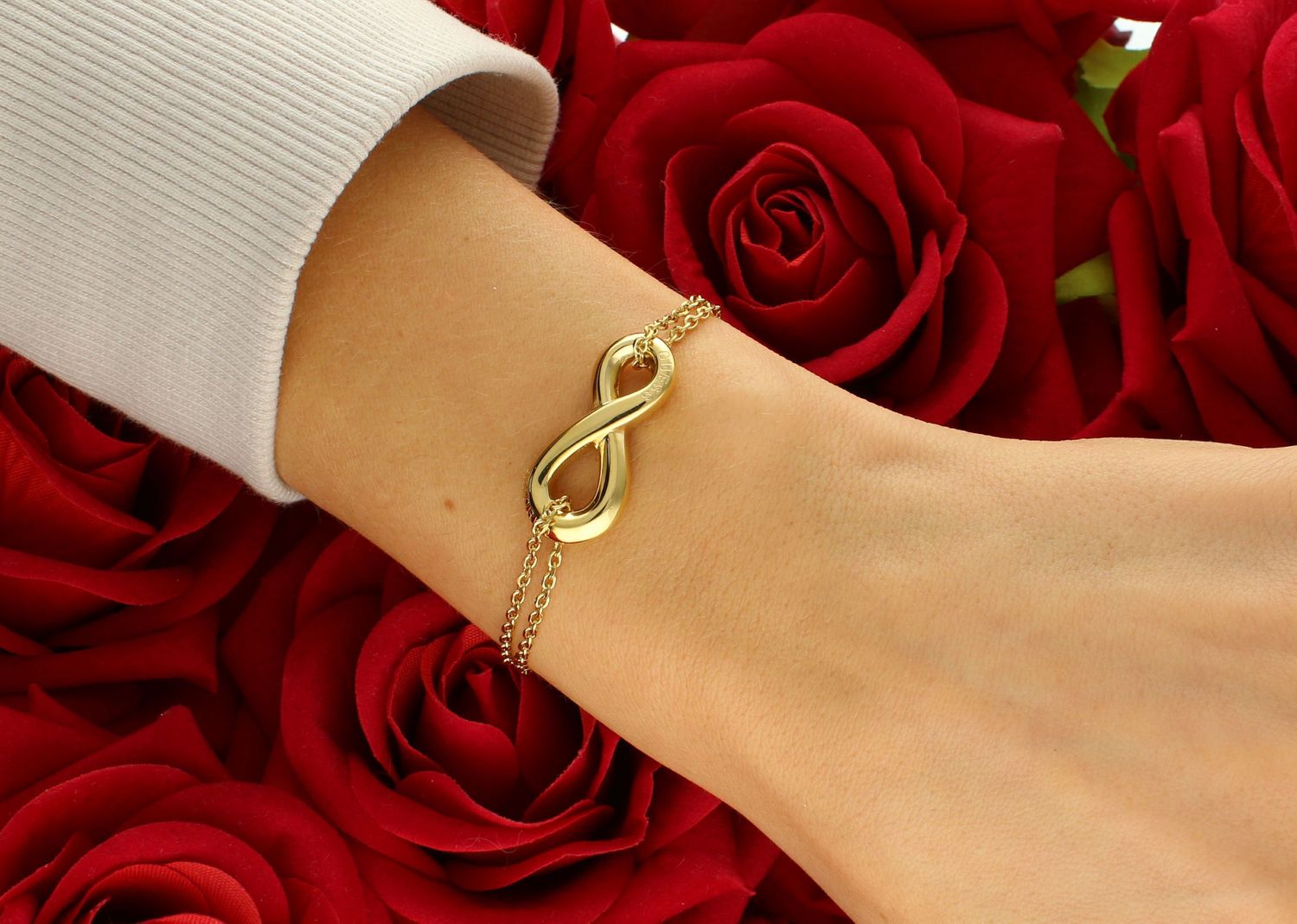 Bransoletka GUESS znak nieskończoności JUBB05050JWYGL Bransoletka wykonana ze stali szlachetnej ozdobiona elementem stalowym znakiem nieskończoności. Bransoletka, która świetnie się 1.jpg