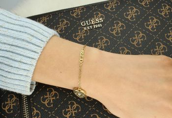Stalowa bransoletka damska Guess z zawieszką Guess Amore i kryształkiem w kształcie serca. Regulowana długość i wygodne zapięcie na karabińczyk. Model JUBB05057JWYGS. Jest urocza zawieszka w kształcie serca z su.jpg