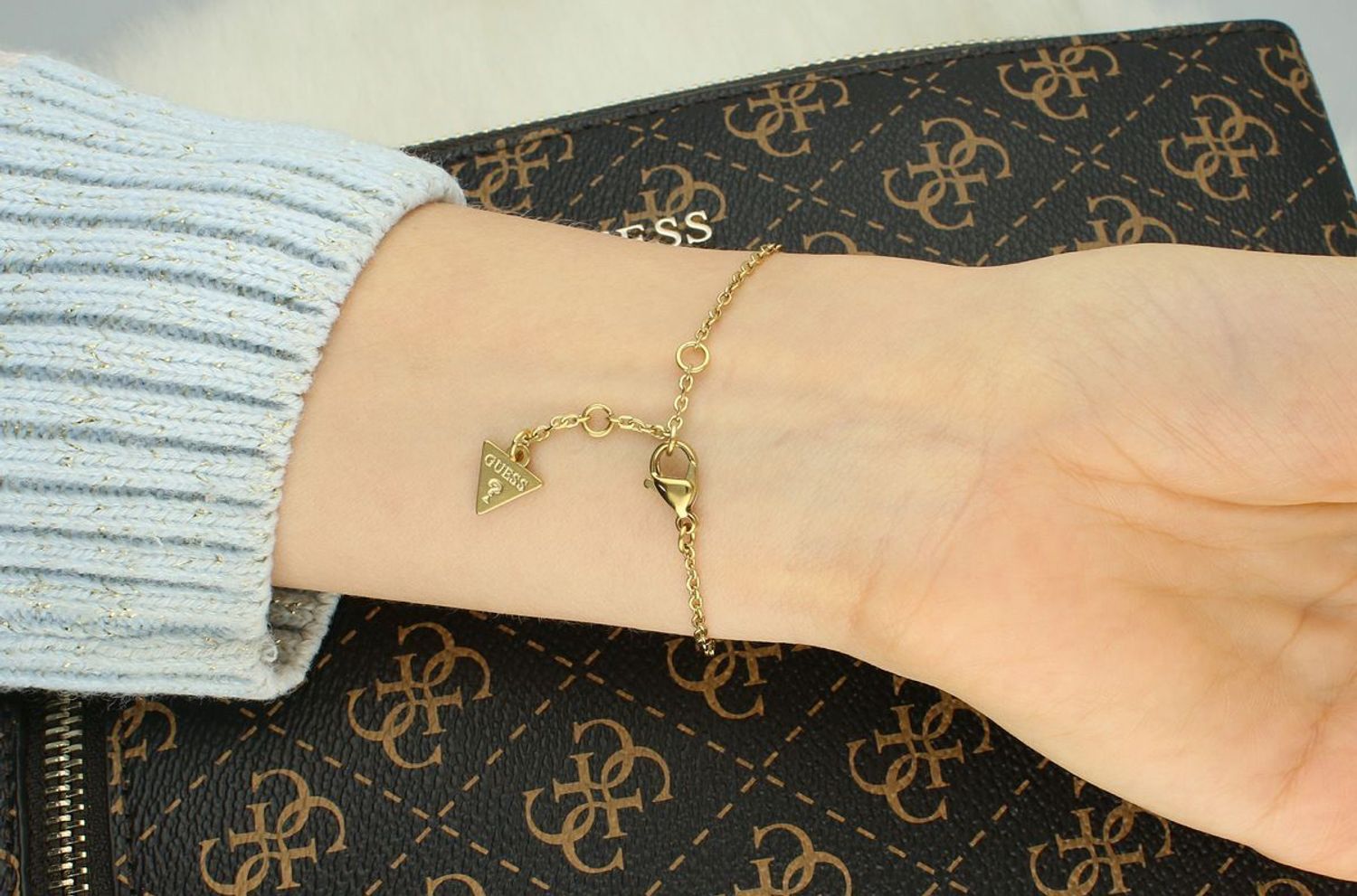 Pozłacana bransoletka damska Guess z serduszkiem – stal szlachetna.jpg