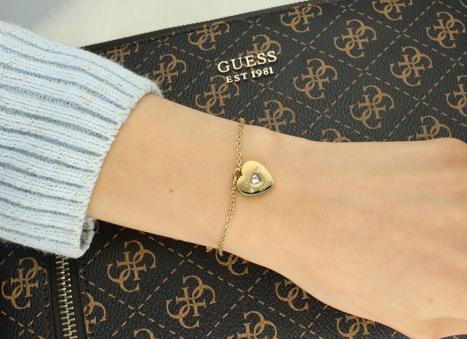 Pozłacana bransoletka damska Guess z serduszkiem – stal szlachetna.jpg
