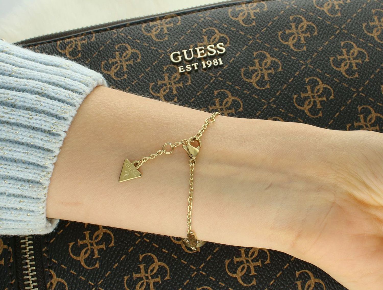 Pozłacana bransoletka damska Guess z serduszkiem – stal szlachetna.jpg