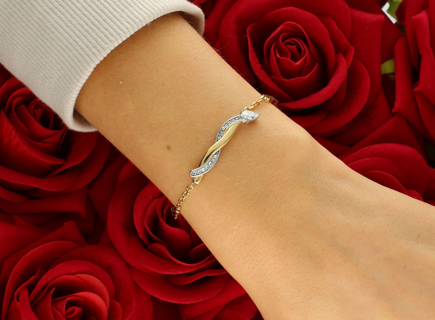 Bransoletka GUESS JUBB05067JWYGRHS Bransoletka wykonana ze stali szlachetnej ozdobiona elementem stalowym w cyrkonie i logo Guess. Bransoletka, która świetnie się sprawdzi jako dodatek do stylizacji1.webp