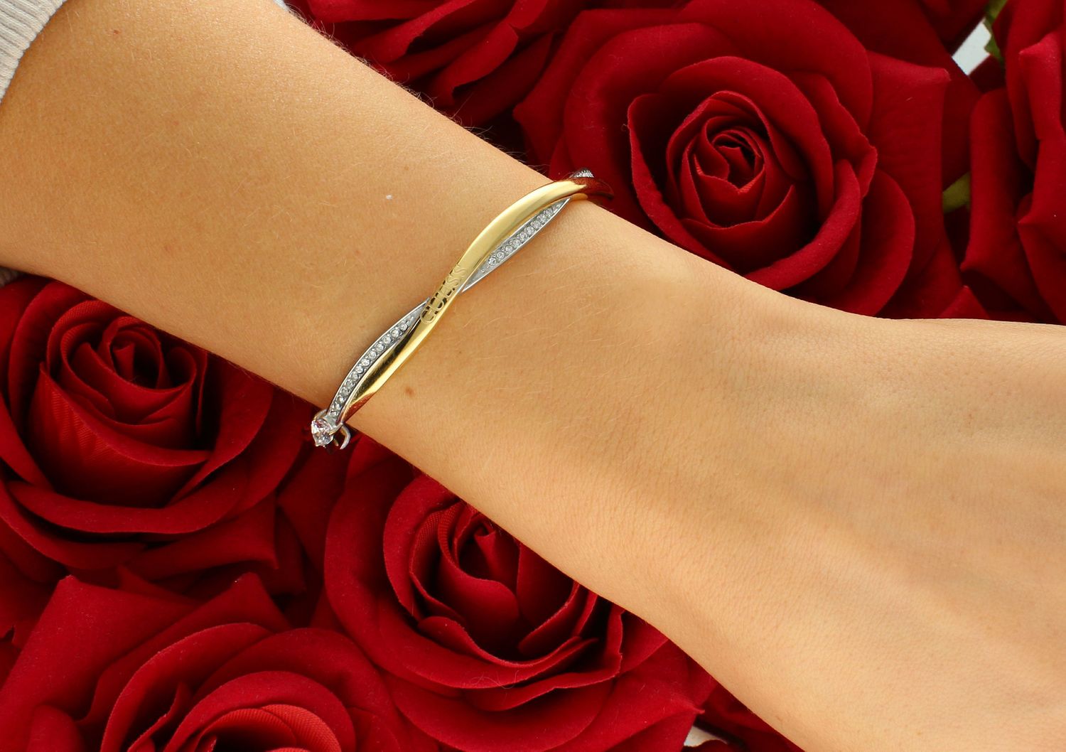 Bransoletka GUESS sztywna JUBB05069JWYGRHS Bransoletka wykonana ze stali szlachetnej ozdobiona cyrkoniami i logo Guess. Bransoletka sztywna, która świetnie się sprawdzi jako dodatek1.png