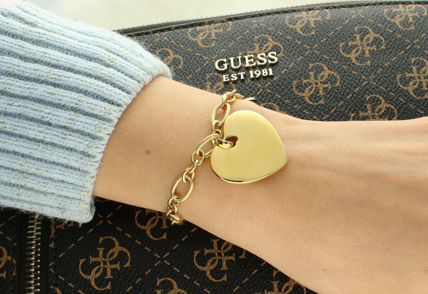 Bransoletka Guess pozłacana z białym sercem – stalowa, regulowana.jpg