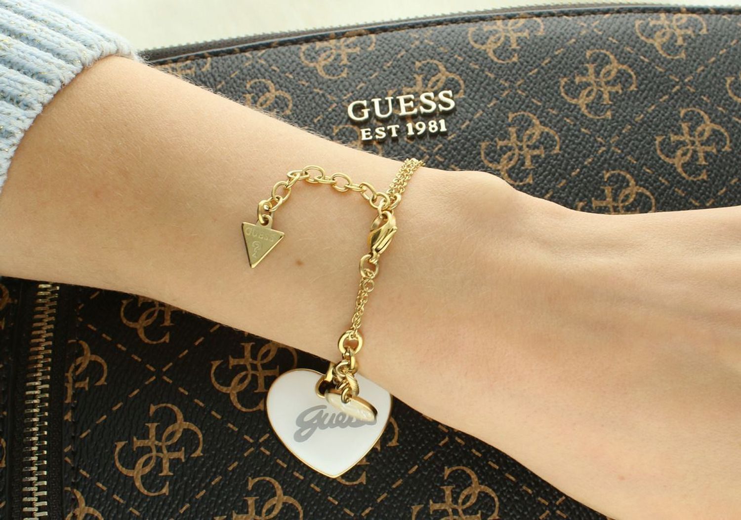 Bransoletka Guess pozłacana z białym sercem – stalowa, regulowana.jpg
