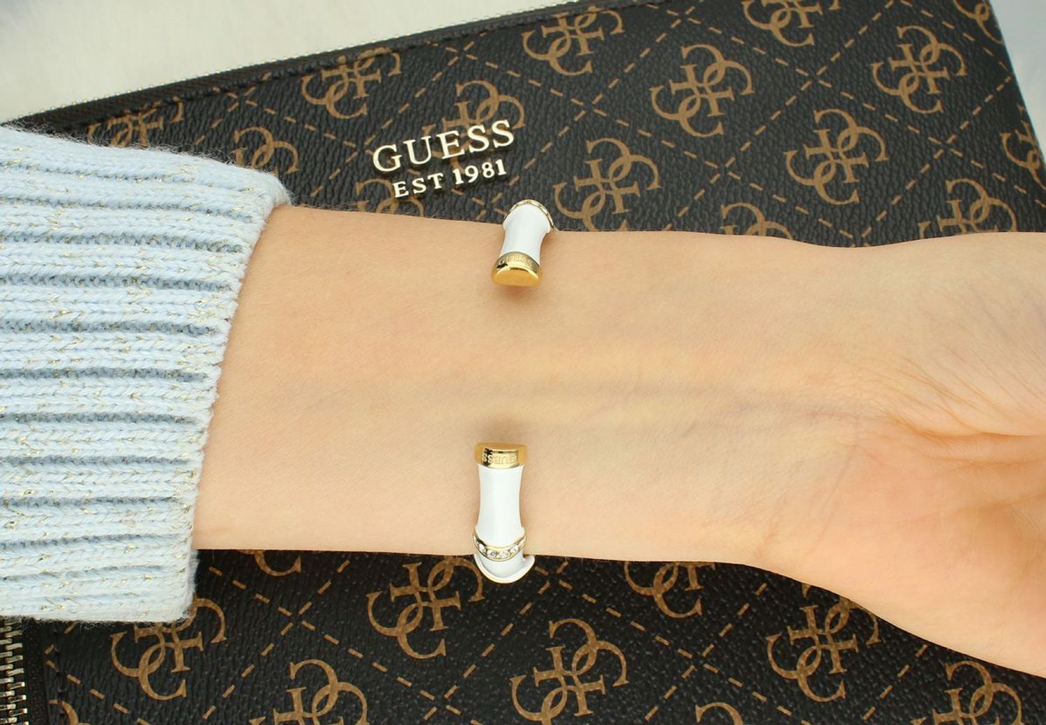 Biała sztywna bransoletka damska Guess z cyrkonią – bez zapięcia, 16 cm.jpg