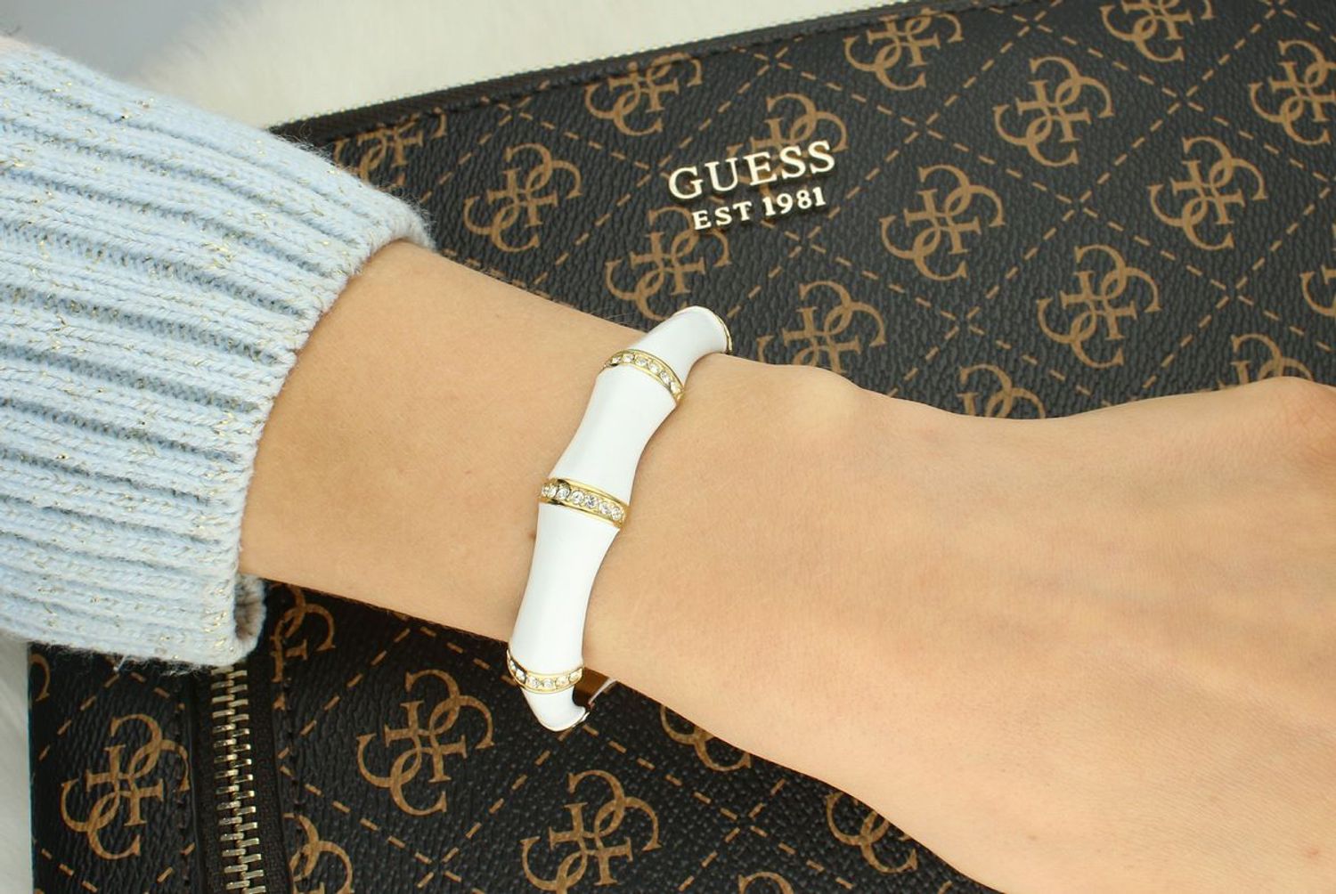 Biała sztywna bransoletka damska Guess z cyrkonią – bez zapięcia, 16 cm.jpg