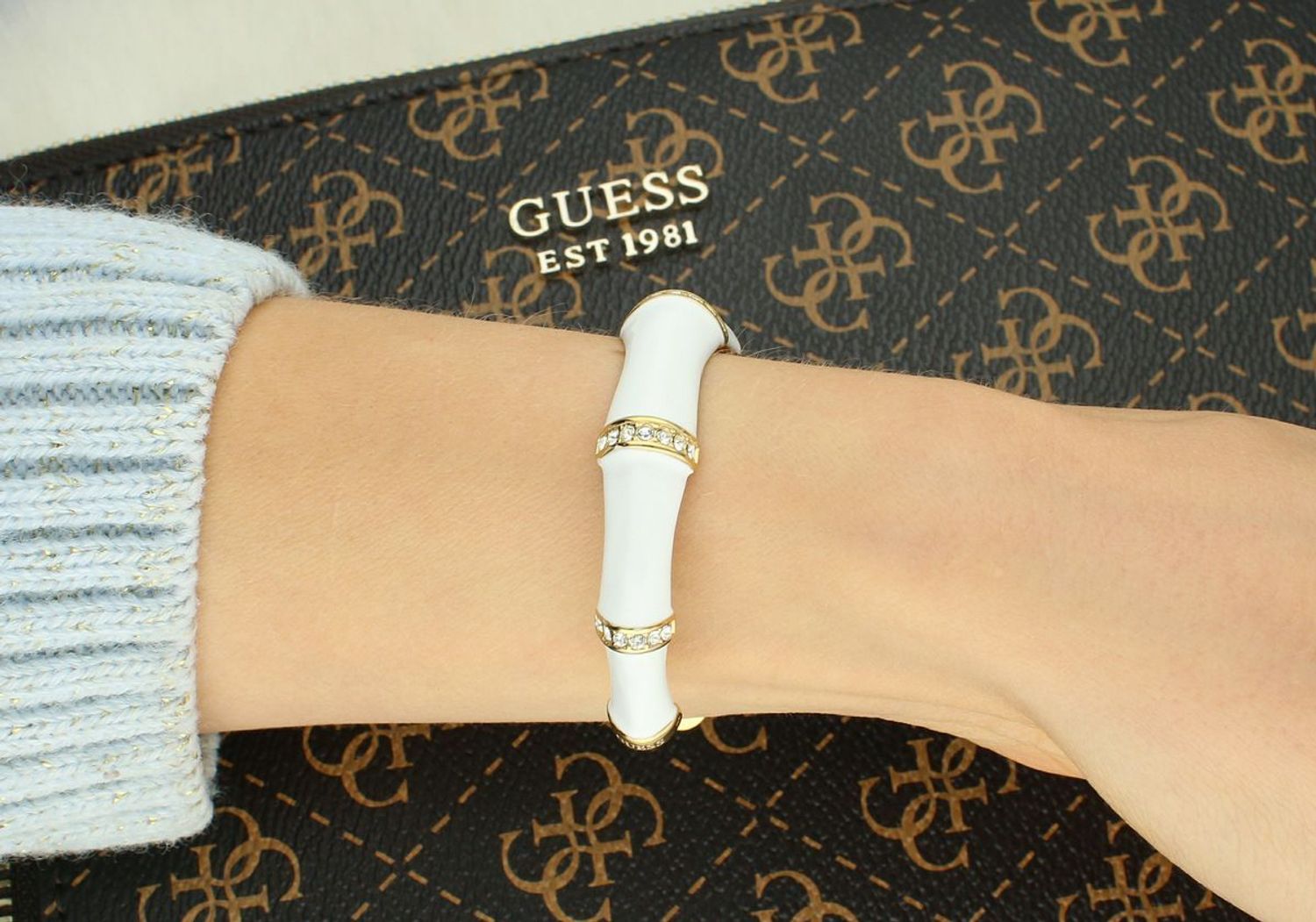 Biała sztywna bransoletka damska Guess z cyrkonią – bez zapięcia, 16 cm.jpg