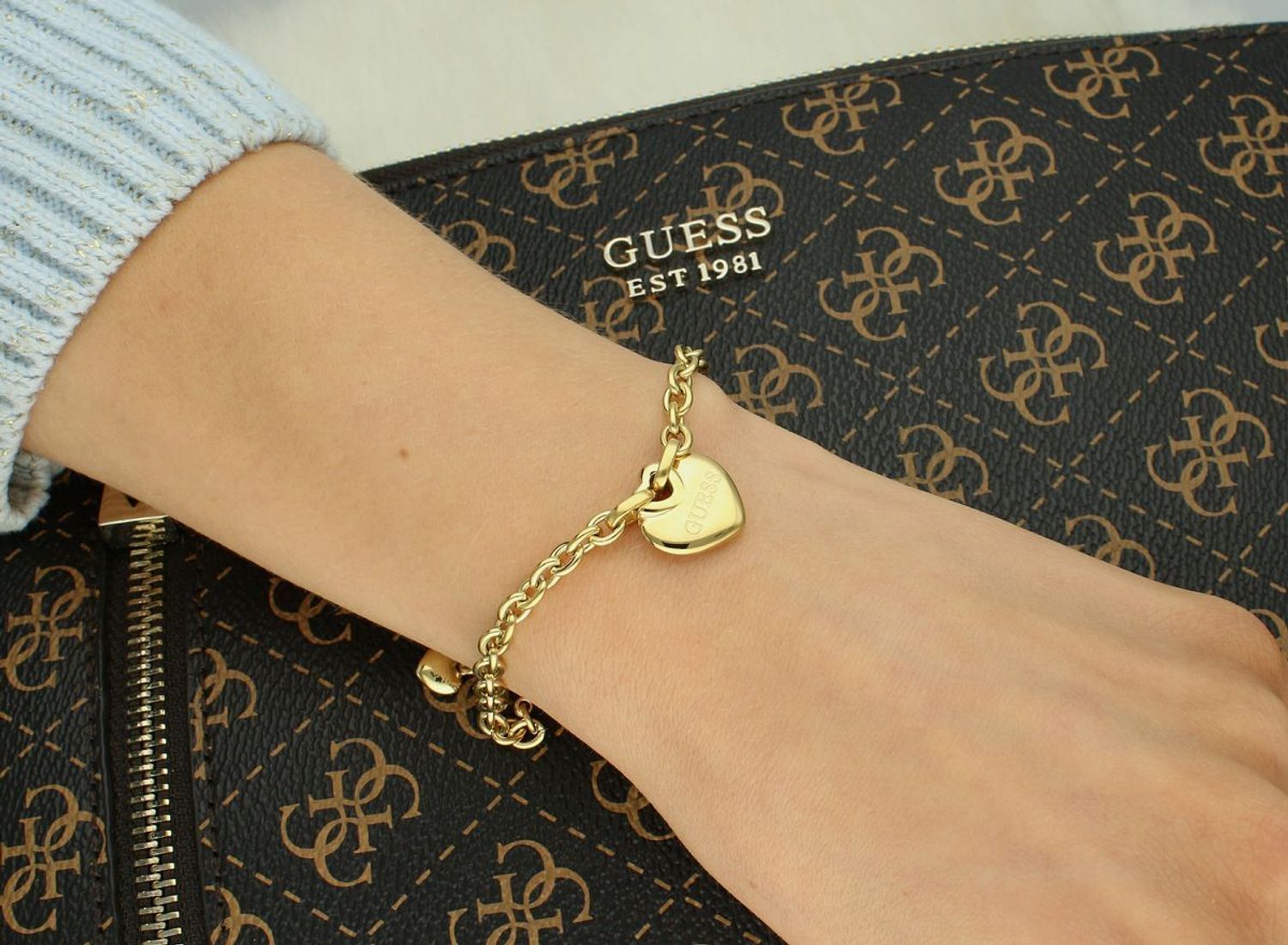 Pozłacana bransoletka damska Guess z serduszkiem – stal szlachetna, regulowana.jpg