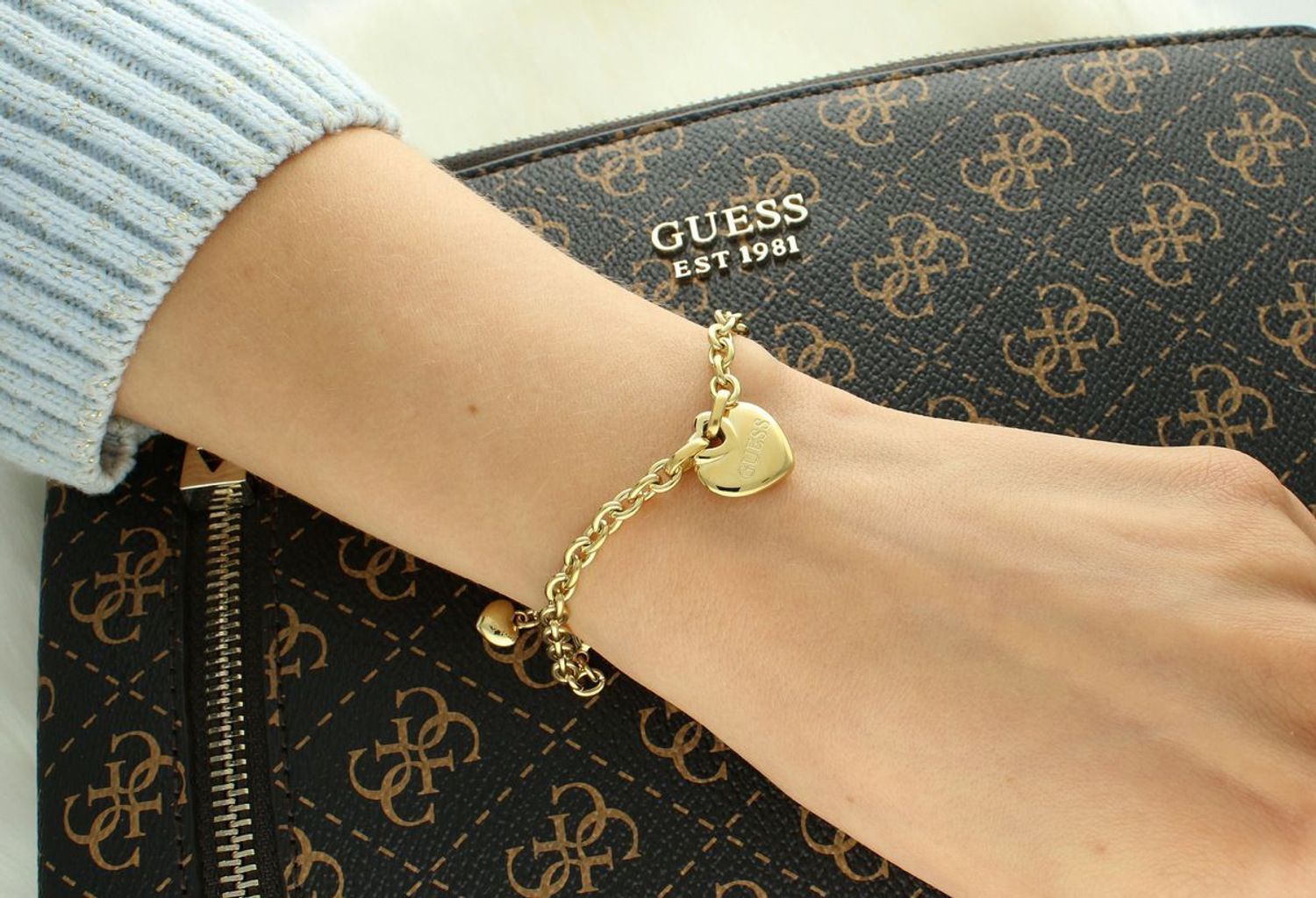Pozłacana bransoletka damska Guess z serduszkiem – stal szlachetna, regulowana.jpg