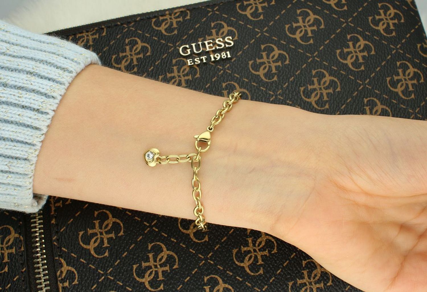 Pozłacana bransoletka damska Guess z serduszkiem – stal szlachetna, regulowana.jpg