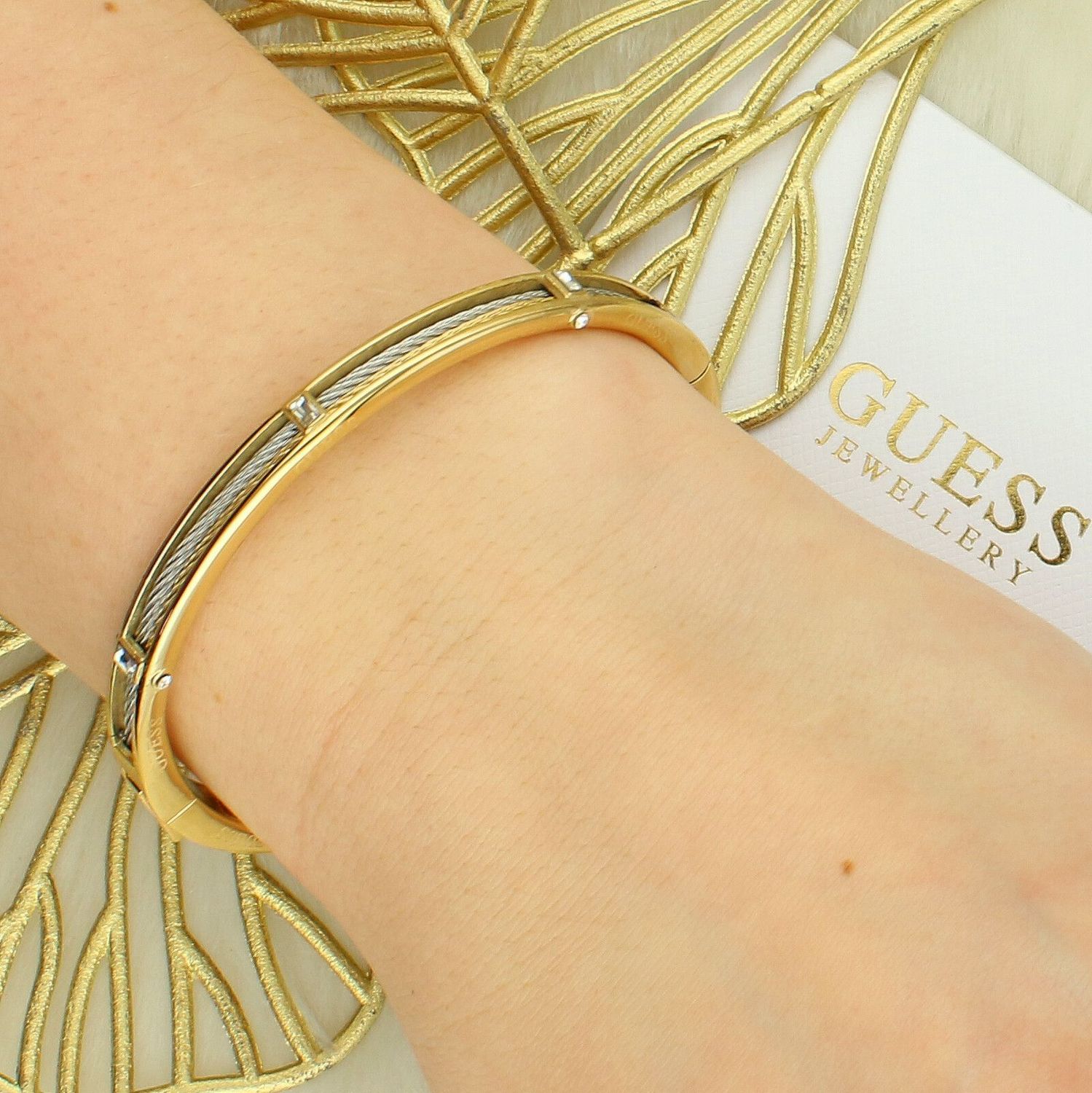 Sztywna Bransoletka Guess Złoto-Biała z Cyrkoniami – Zatrzask  JUBB05390JWYGRHS fashion ..jpg