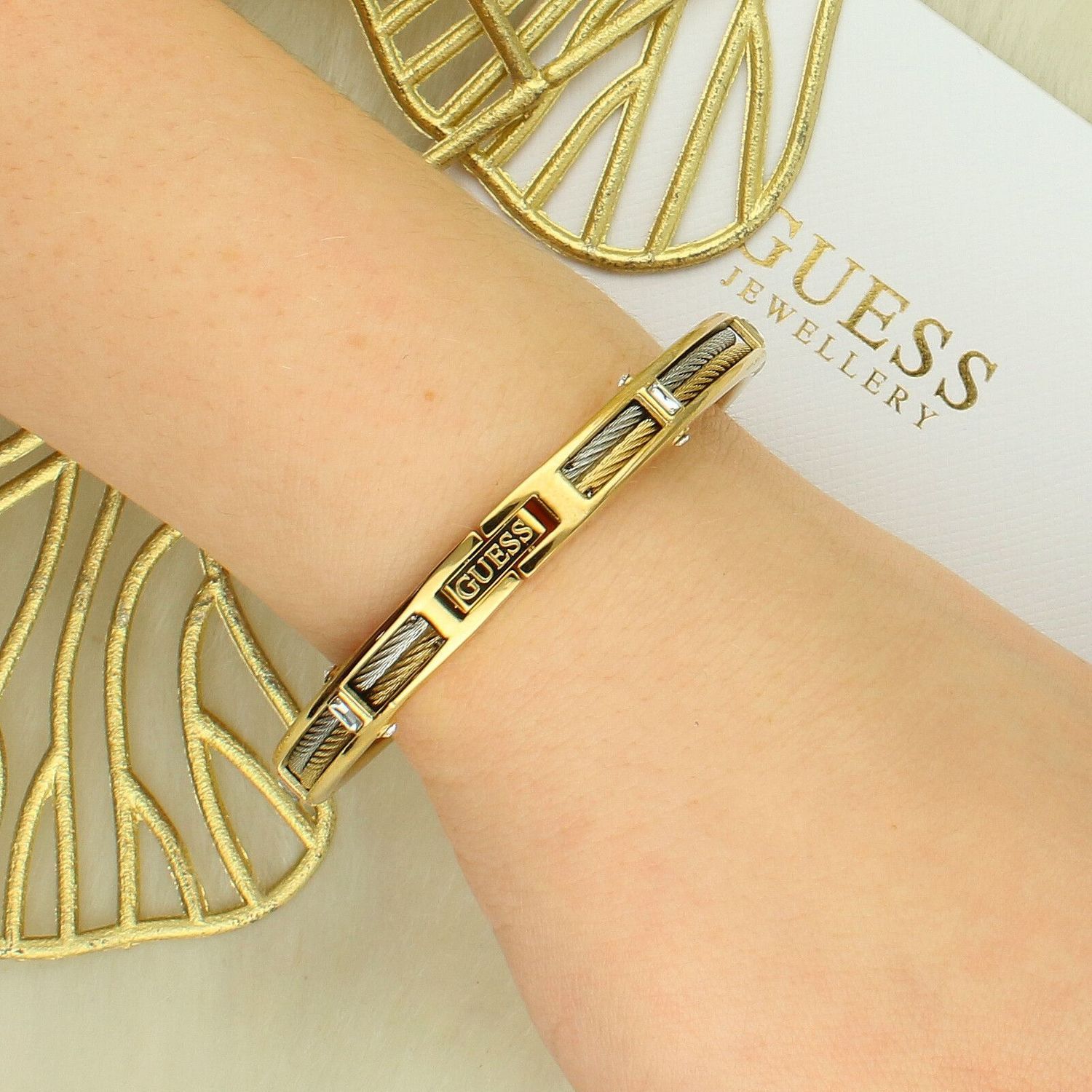 Sztywna Bransoletka Guess Złoto-Biała z Cyrkoniami – Zatrzask  JUBB05390JWYGRHS fashion ..jpg