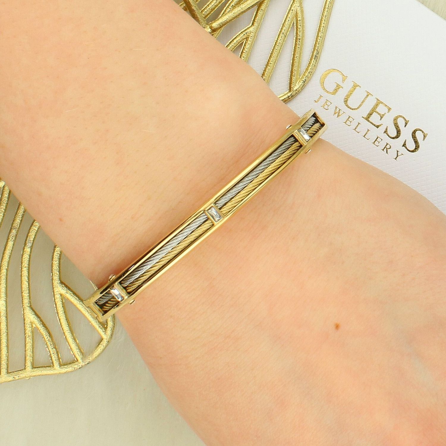 Sztywna Bransoletka Guess Złoto-Biała z Cyrkoniami – Zatrzask  JUBB05390JWYGRHS fashion ..jpg