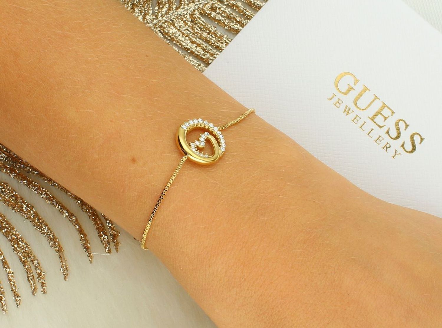 Damska Bransoletka Guess JUBB05527JWYGS – Kółeczko z Serduszkiem i Cyrkonią, Stal Szlachetna.jpg