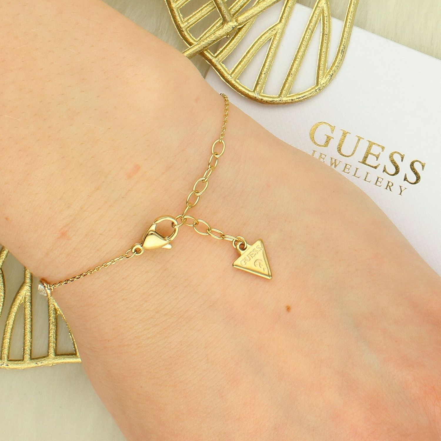 Bransoletka Guess Złota z Cyrkoniami i Logo – Regulowana 15–19 cm  JUBB06149JWYGS.jpg