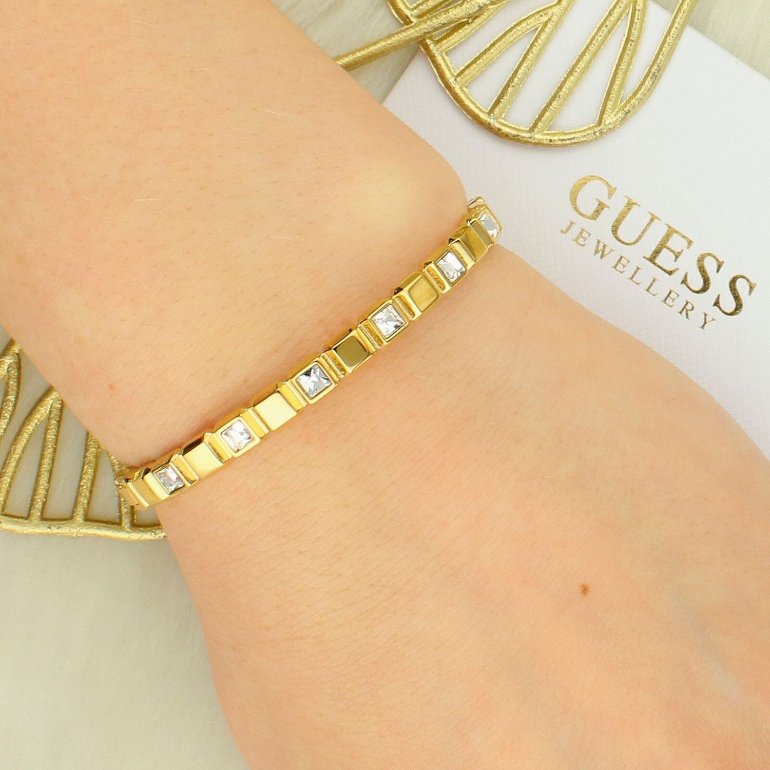 Guess JUBB06176JWYGS Złota Sztywna Bransoletka z Cyrkoniami – Stal Nierdzewna S.jpg