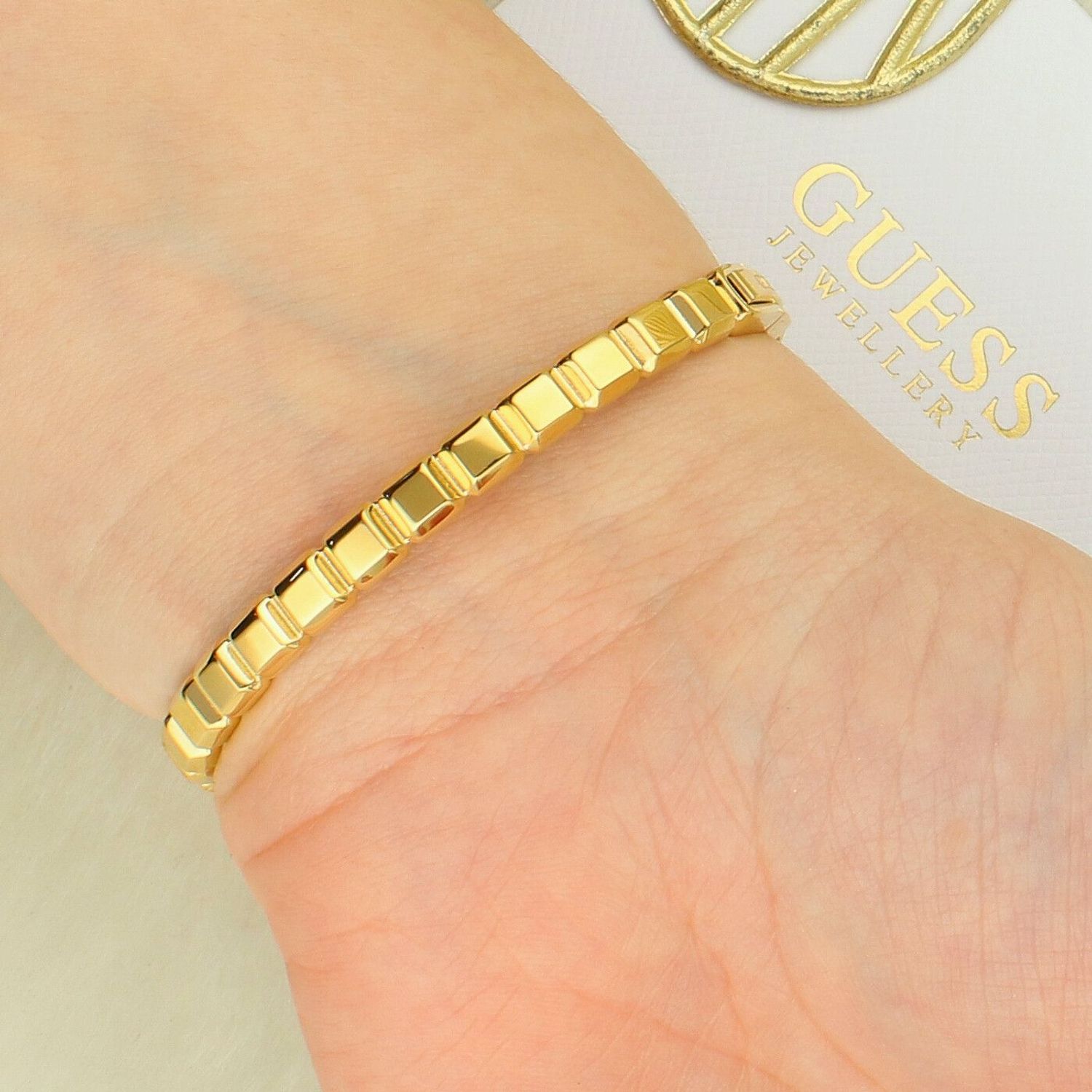 Guess JUBB06176JWYGS Złota Sztywna Bransoletka z Cyrkoniami – Stal Nierdzewna S.jpg