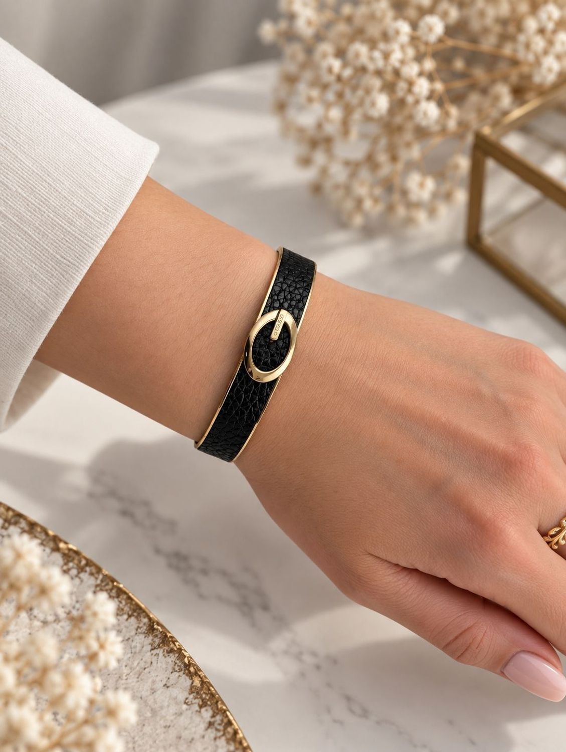 Bransoletka damska GUESS JUBB06345JWYGBKS sztywna złota ze skórą i logo (3).jpg
