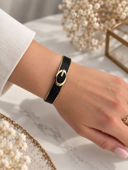 Bransoletka damska GUESS JUBB06345JWYGBKS sztywna złota ze skórą i logo (4).jpg