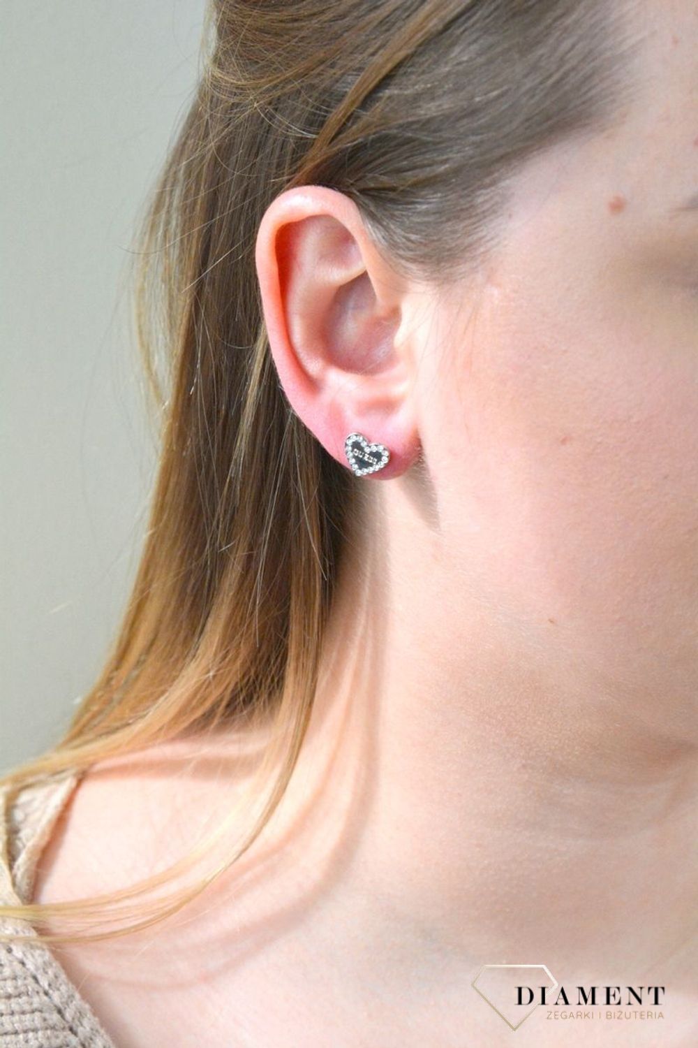 Nausznica srebrna GUESS z łańcuszkiem i kolczykami  JUBE01080JWRHTU. Nausznica w kolorze srebra GUESS z łańcuszkiem i kolczykami w kształcie serca. Stalowe kolczyki z motywem serca ozdobione błyszczącymi kryształami.jpg