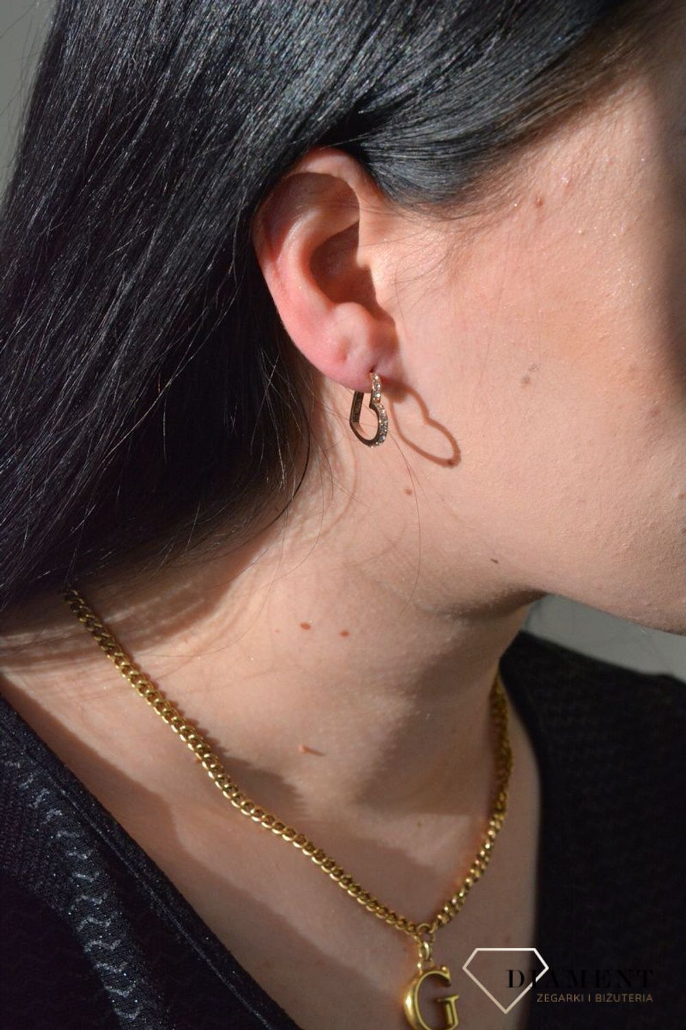 Stalowe kolczyki GUESS wiszące w kształcie serca w kolorze różowego złota ozdobione cyrkonią.  Wiszące kolczyki Guess z wygodnym zapięciem na sztyft..jpg