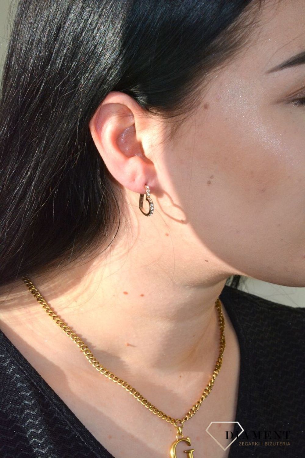 Stalowe kolczyki GUESS wiszące w kształcie serca w kolorze różowego złota ozdobione cyrkonią.  Wiszące kolczyki Guess z wygodnym zapięciem na sztyft..jpg