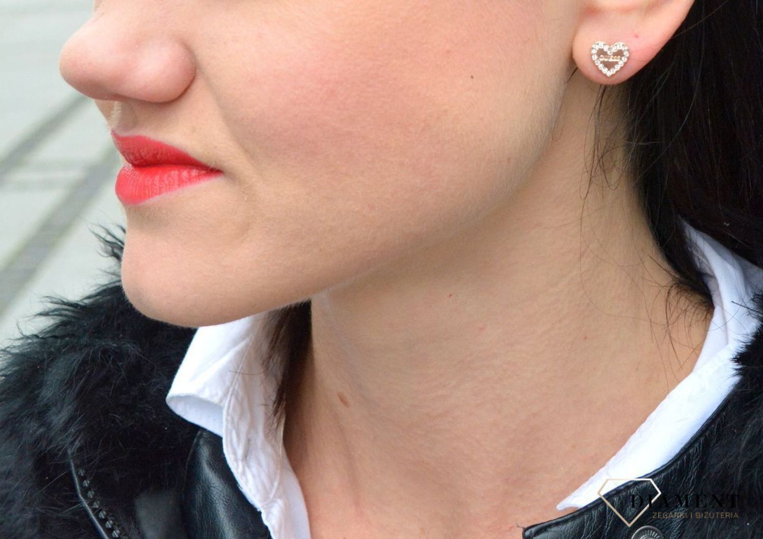 Kolczyki GUESS stalowe serca różowe złoto ozdobione napisem Guess i cyrkonią UBE01082JWRGTU.jpg