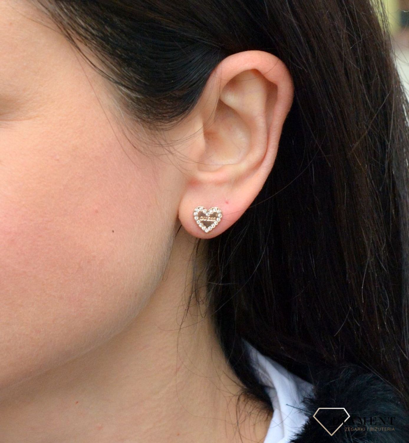 Kolczyki GUESS stalowe serca różowe złoto ozdobione napisem Guess i cyrkonią UBE01082JWRGTU.jpg